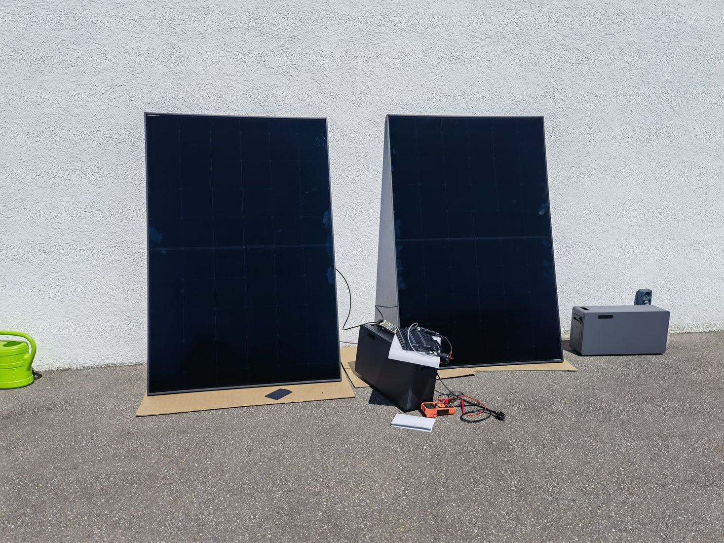 Outdoor-Testaufbau mit PV-Modulen und Balkonspeicher