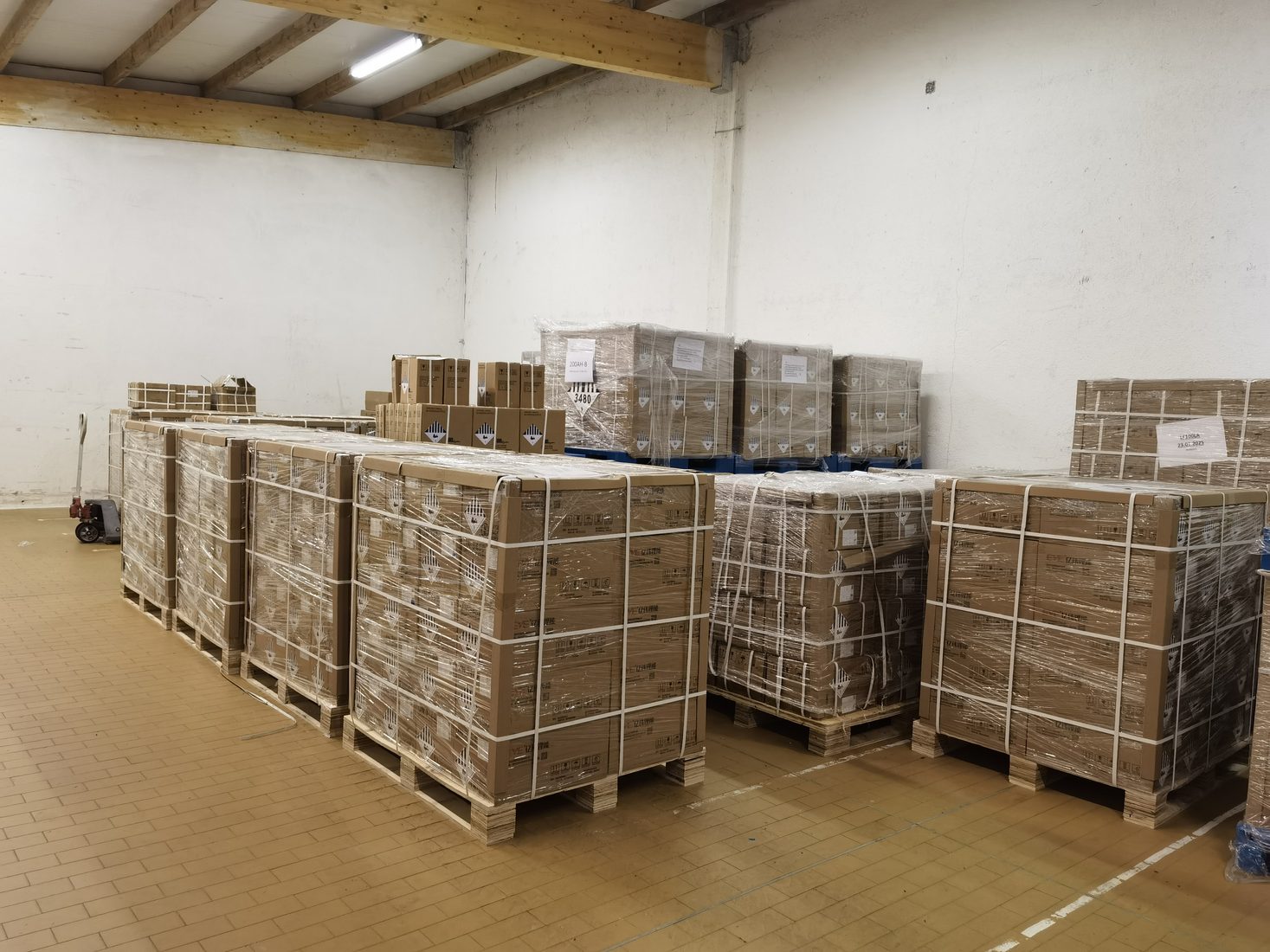Palettierte Ware im europäischen Lager für Balkonspeicher-Lieferungen