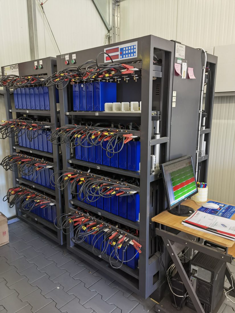 Testregale für Batteriemodule beim deutschen Fertigungspartner